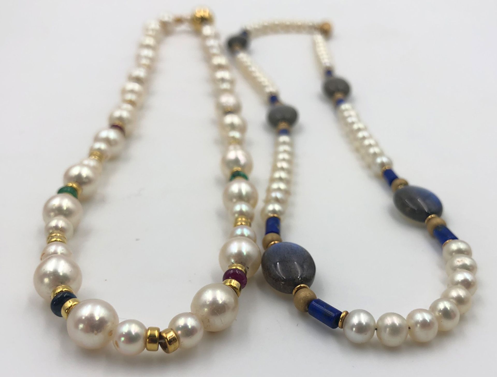 2 necklaces. Arabia. 750 gold, cultured pearls, gemstones.2 Colliers. Arabien. Gold 750,