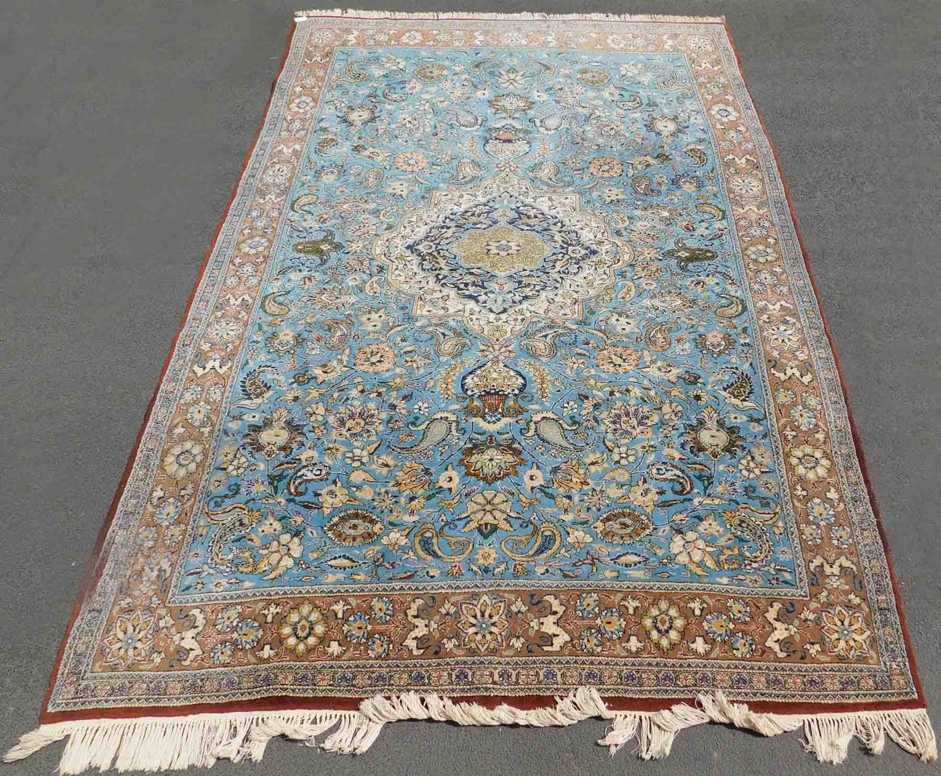 Ghum Persian rug. Iran. Very fine weave. Old, mid 20th century.333 cm x 211 cm. Knotted by hand.