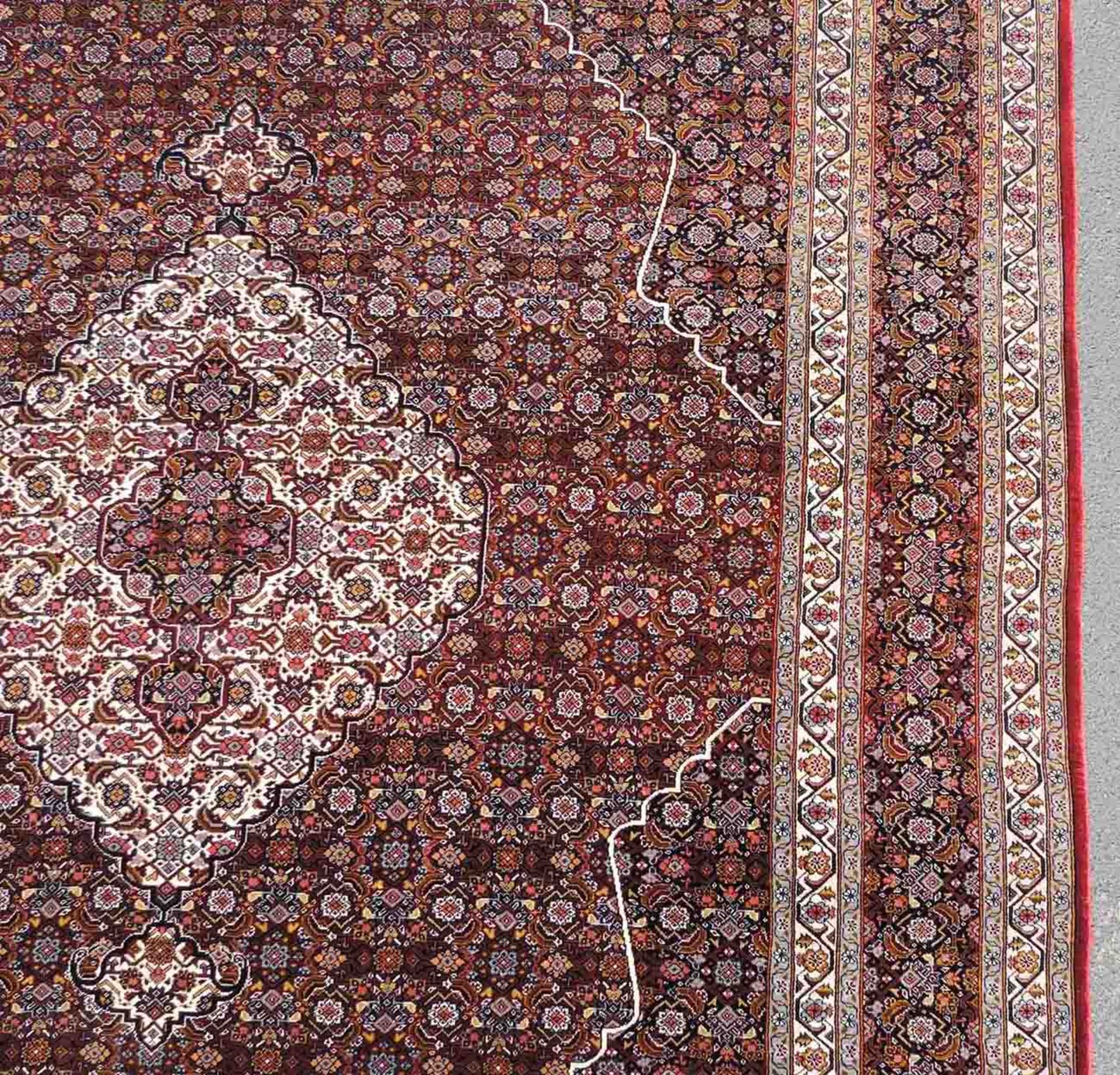 Keschan carpet. Silk. Extremely fine weave.201 cm 157 cm. Knotted by hand. Silk on silk. Probably - Image 5 of 9