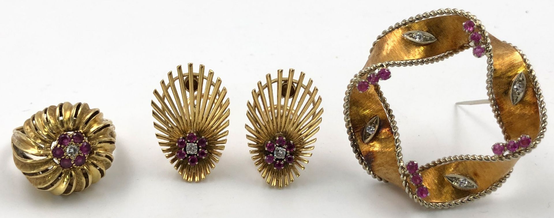 Set. 750 gold. Pair of earrings, ring and brooch. Diamonds and rubies.27.8 grams total weight.