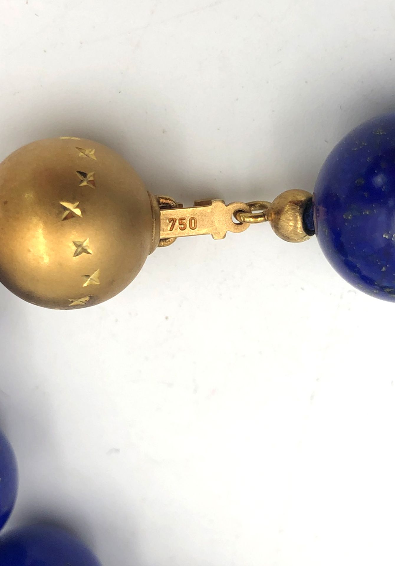 2 necklaces. 750 gold clasps. Lapis lazuli. Red semi-precious stone.2 Colliers. Verschlüsse Gold - Image 4 of 6