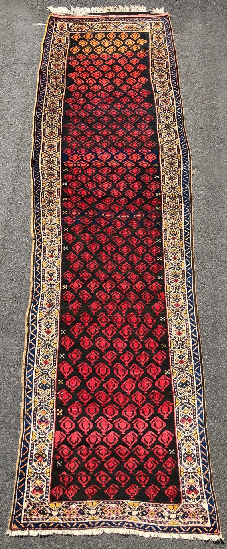 Hamadan Persian carpet. Iran. Antique, around 1910.352 cm x 108 cm. Knotted by hand. Wool on cotton.