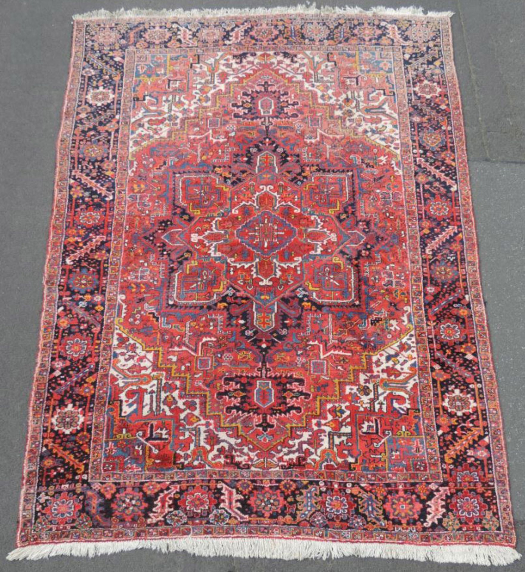 Heriz Persian carpet. Iran. Mid 20th century.357 cm x 255 cm. Knotted by hand. Wool on cotton. No