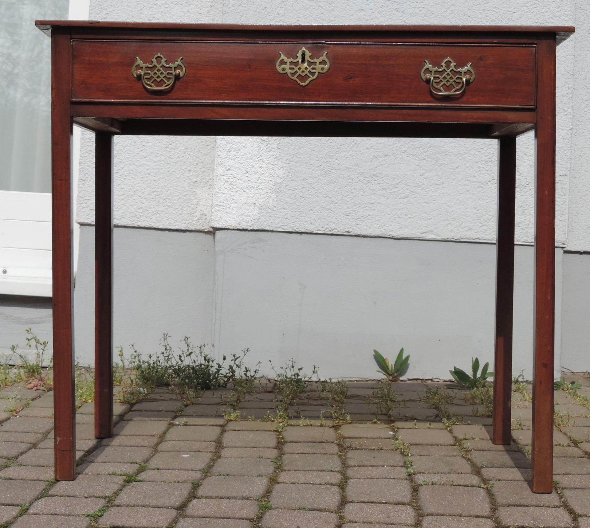 Side table. End table with a drawer.72 cm x 84 cm x 48 cm. England or America, New England. Probably