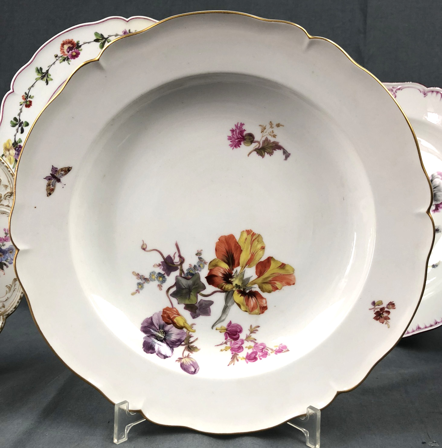 4 large plates, KPM Berlin, porcelain.Up to 35.5 cm in diameter. Among other things, bumped and / or - Image 5 of 10