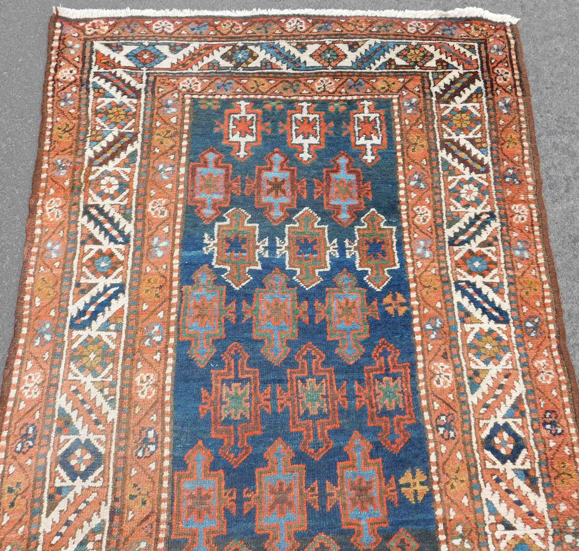 Heriz Persian rug. Runner. Iran. Antique, around 1912-1913.Knotted by hand. Wool on wool. Probably - Image 6 of 8