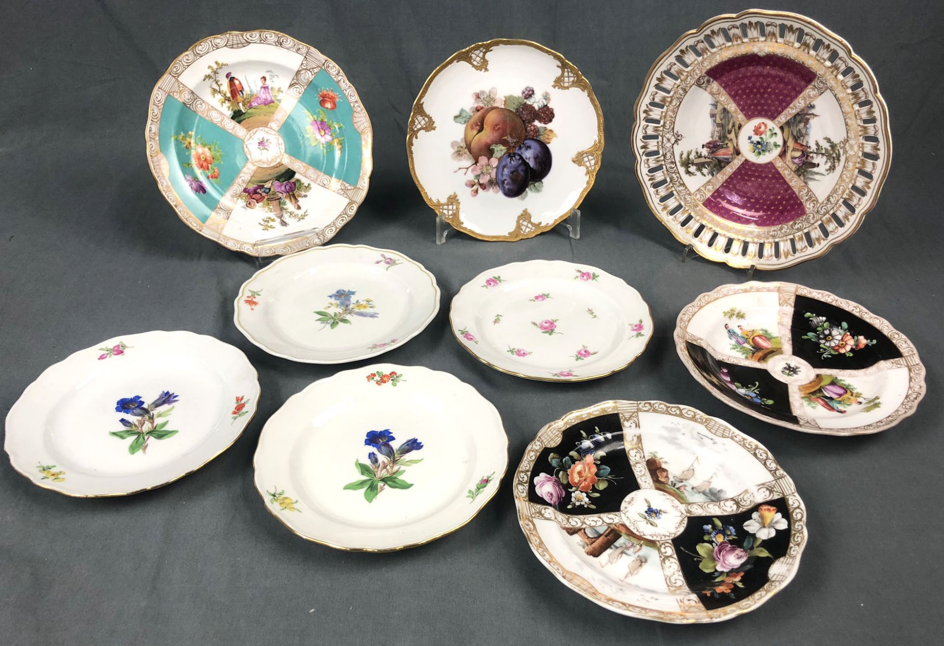 9 plates of porcelain. Meissen, '' AR '', Fürstenberg, Dresden.Up to 23.5 cm in diameter. With - Bild 3 aus 3