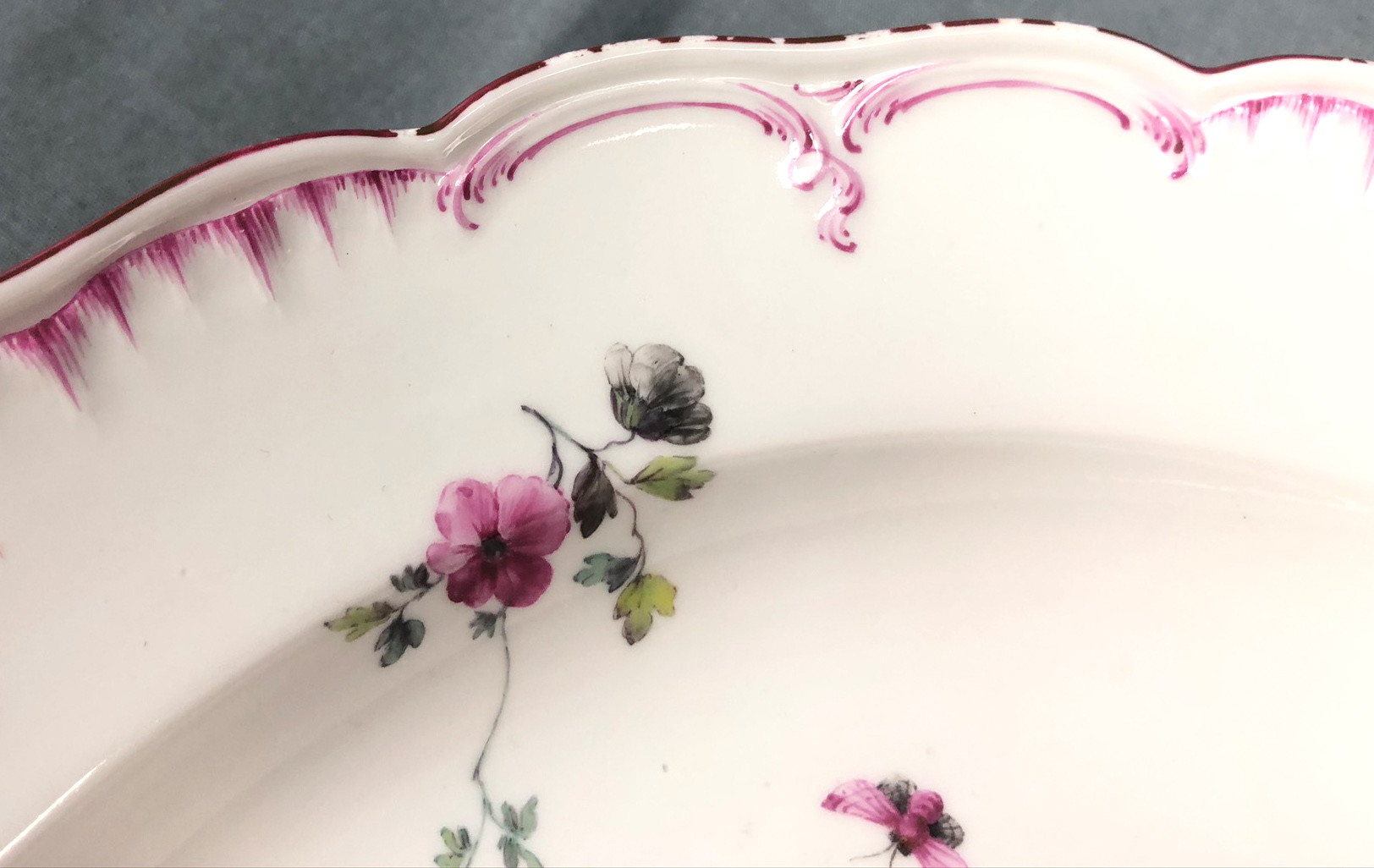 4 large plates, KPM Berlin, porcelain.Up to 35.5 cm in diameter. Among other things, bumped and / or - Image 2 of 10