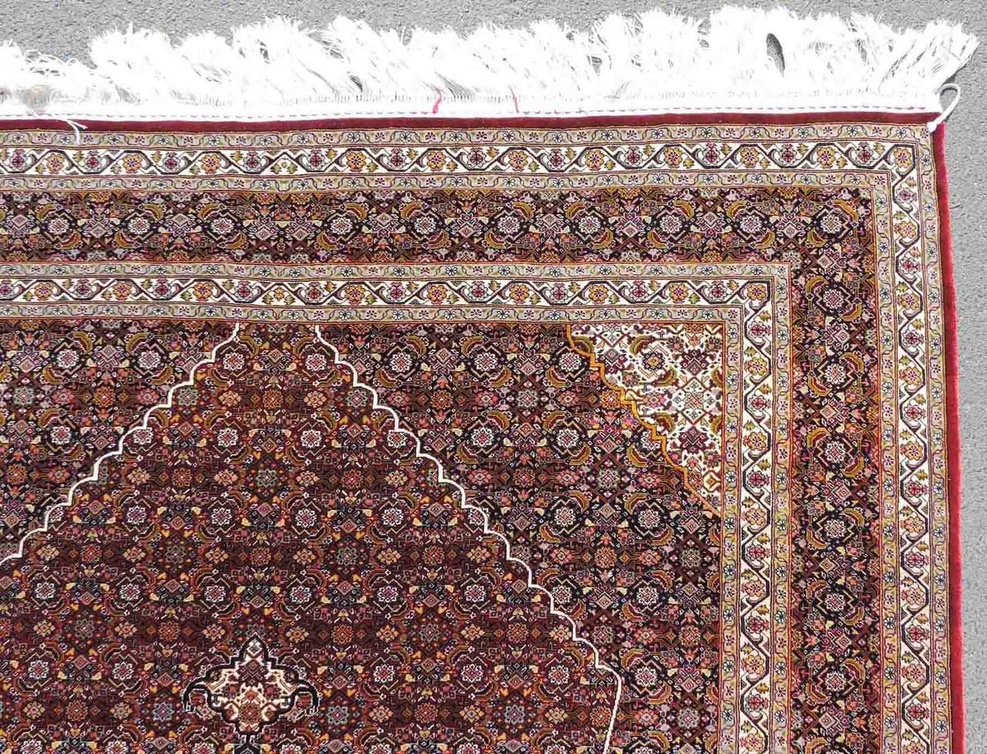 Keschan carpet. Silk. Extremely fine weave.201 cm 157 cm. Knotted by hand. Silk on silk. Probably - Image 7 of 9