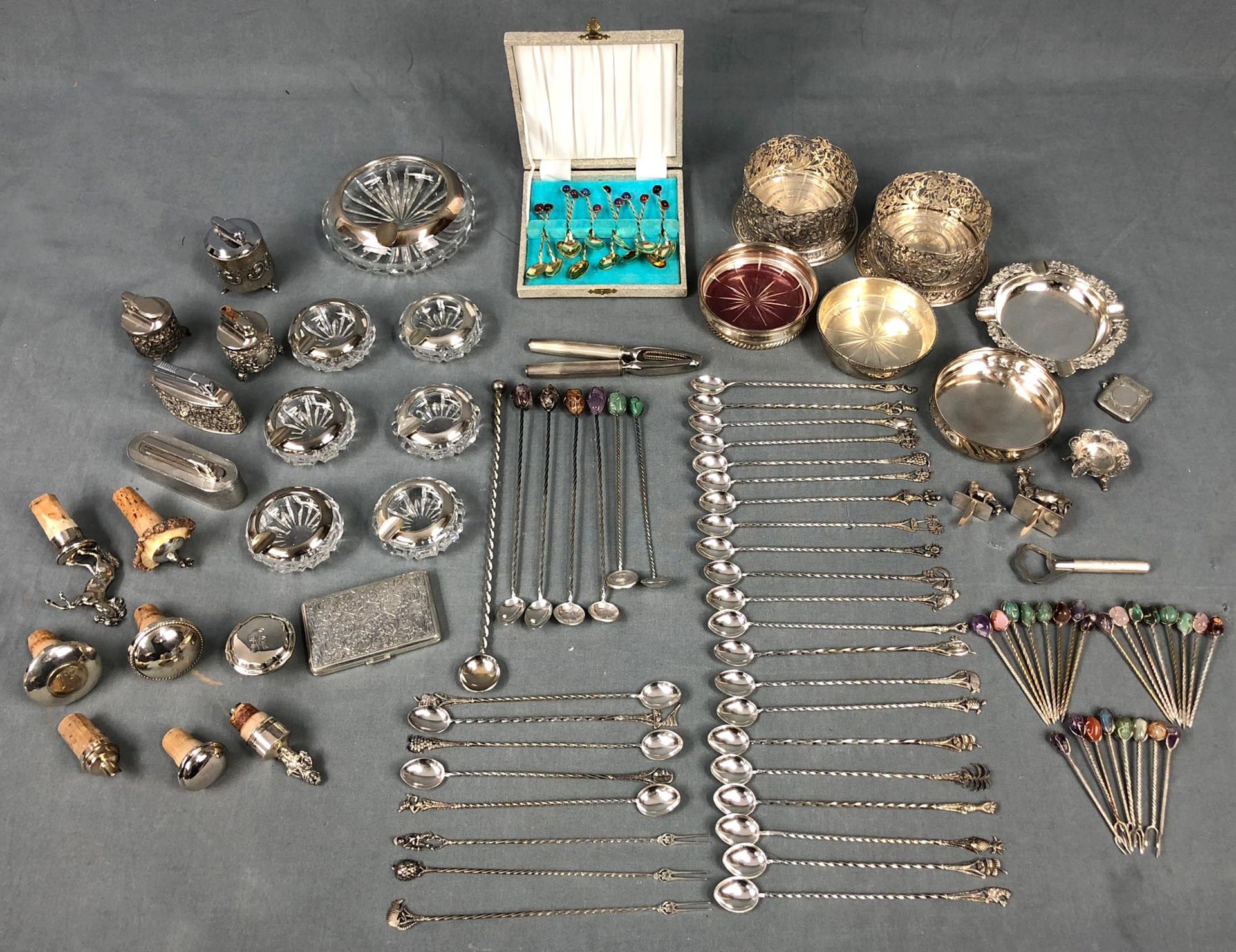 Mixed lot of silver. For wine, cocktails and smoking utensils.Up to 30 cm long. Partly stamped. Up