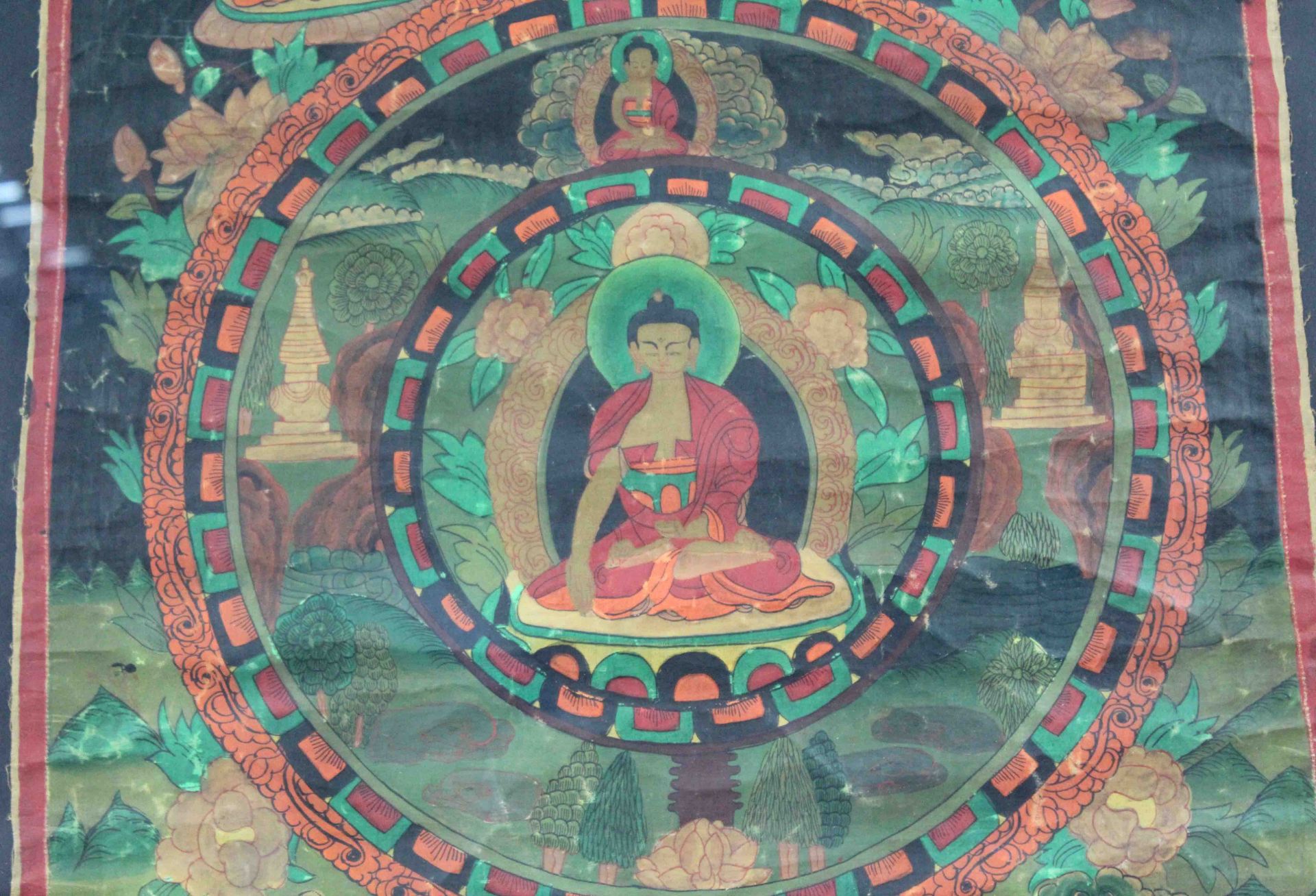 Zwei Thangka ''Weisse Tara auf Lotusblume'' und ''Grüne Tara''61 cm x 49 cm und 61 cm x 42 cm. - Image 7 of 13