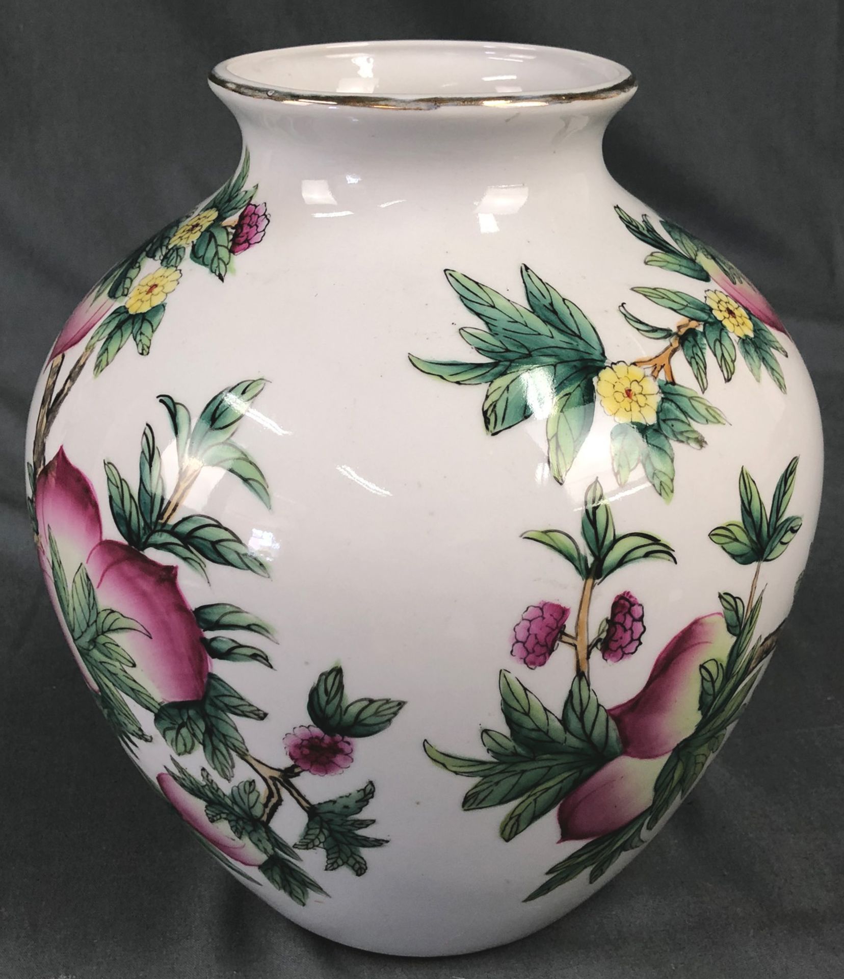 Vase mit Blumendekor. Wohl China. Marke. Porzellan.26,5 cm hoch. Durchmesser 27 cm.Vase with - Bild 9 aus 15