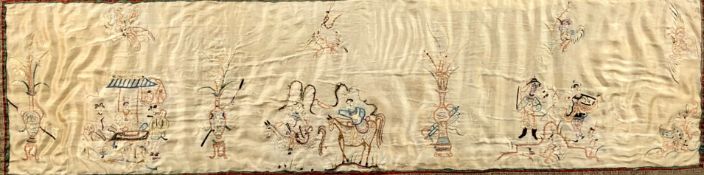 Stickerei. Seide. Wohl China / Japan alt. Stumpwork.42 cm x 130 cm.Embroidery. Silk. Probably