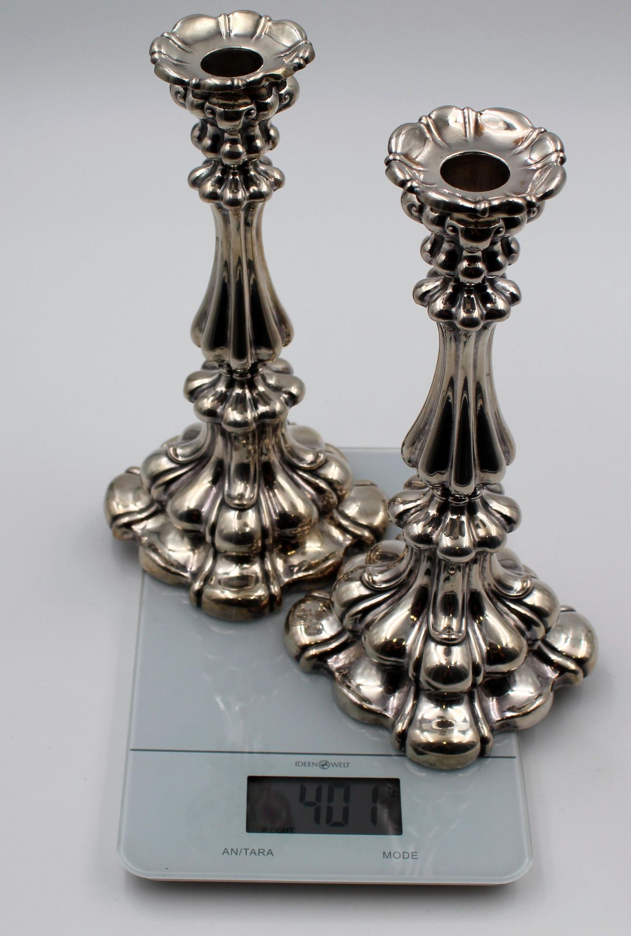 Silber. Paar Kerzenleuchter. 12 Lot.401 Gramm Gesamtgewicht. 23,5 cm hoch.Silver. Pair of - Bild 3 aus 10