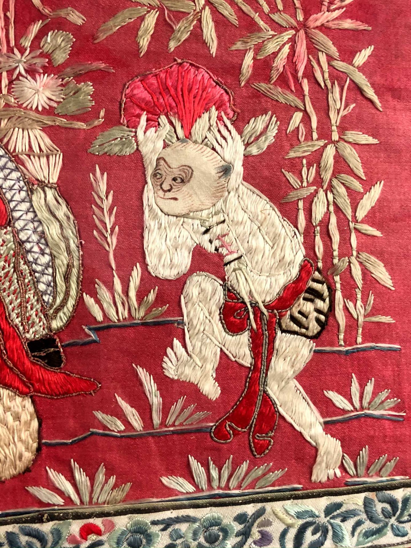 Behang. Seidenstickerei, Stumpwork. Wohl China 19. Jahrhundert.91,5 cm x 98 cm sichtbar. Hinten - Bild 14 aus 14