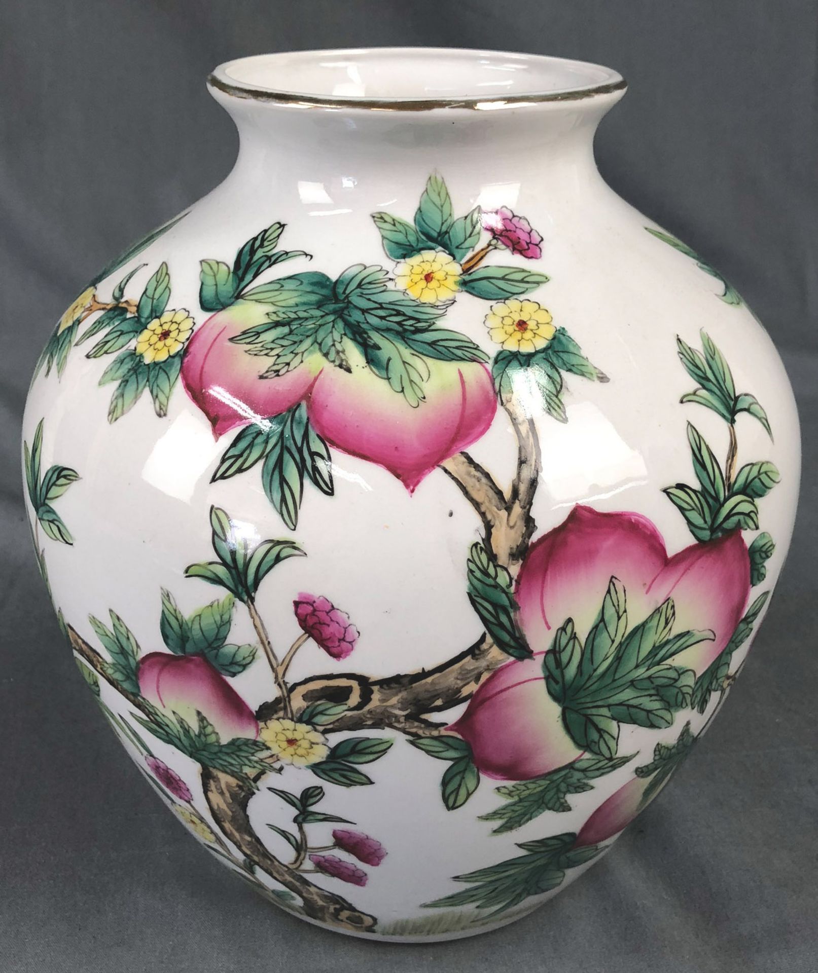 Vase mit Blumendekor. Wohl China. Marke. Porzellan.26,5 cm hoch. Durchmesser 27 cm.Vase with - Bild 10 aus 15