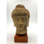 Buddha Kopf. Wohl China / Japan / Thailand? 30 (38) cm hoch. Stein?Buddha head. Probably China /