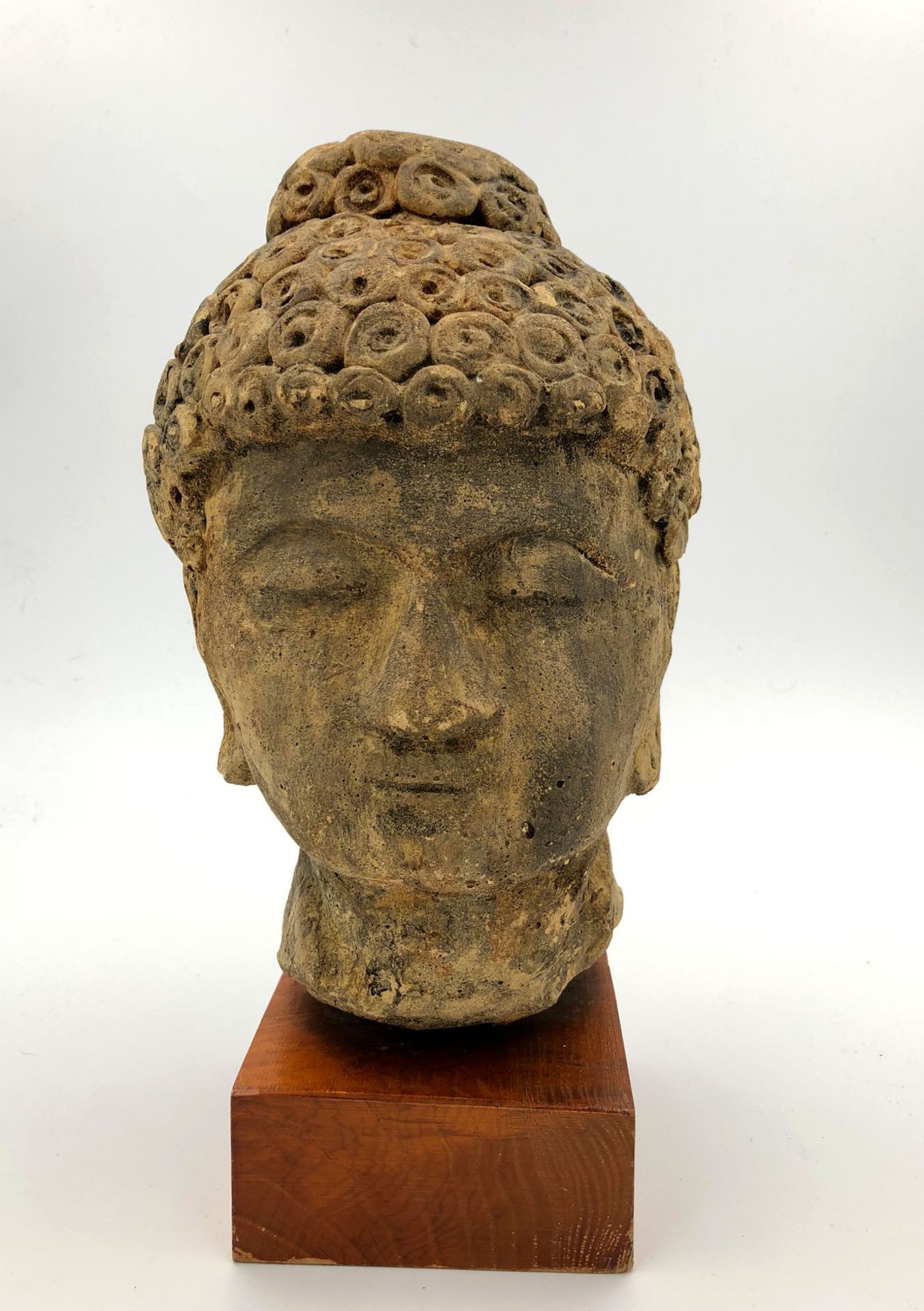 Buddha Kopf. Wohl China / Japan / Thailand? 30 (38) cm hoch. Stein?Buddha head. Probably China /