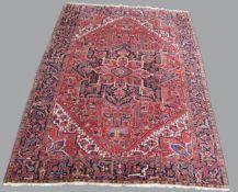 Heris Perserteppich. Iran. Circa 80 - 100 Jahre alt.382 cm x 272 cm. Handgeknüpft. Wolle auf