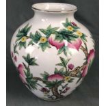 Vase mit Blumendekor. Wohl China. Marke. Porzellan.26,5 cm hoch. Durchmesser 27 cm.Vase with