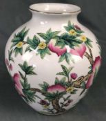 Vase mit Blumendekor. Wohl China. Marke. Porzellan.26,5 cm hoch. Durchmesser 27 cm.Vase with