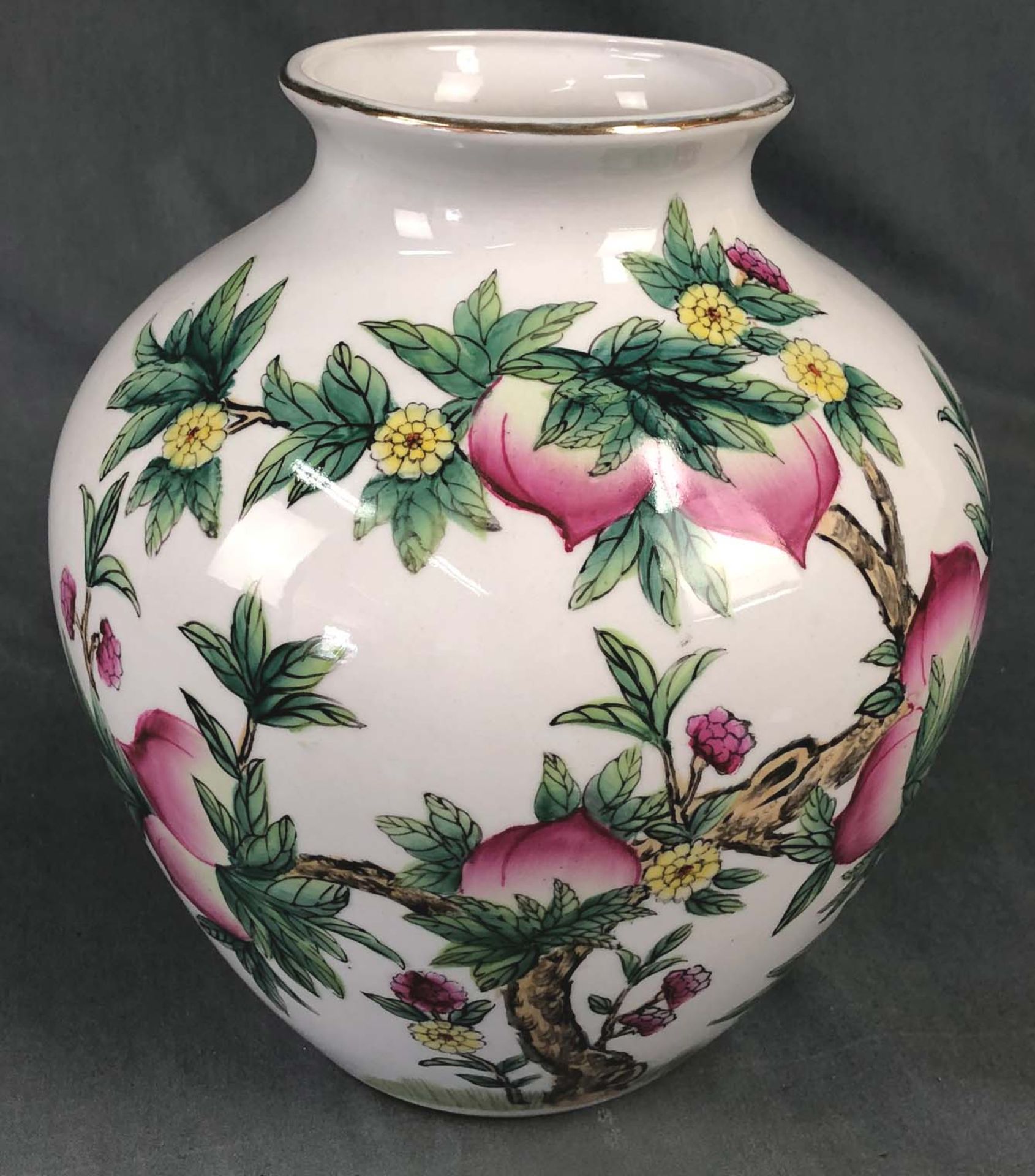 Vase mit Blumendekor. Wohl China. Marke. Porzellan.26,5 cm hoch. Durchmesser 27 cm.Vase with