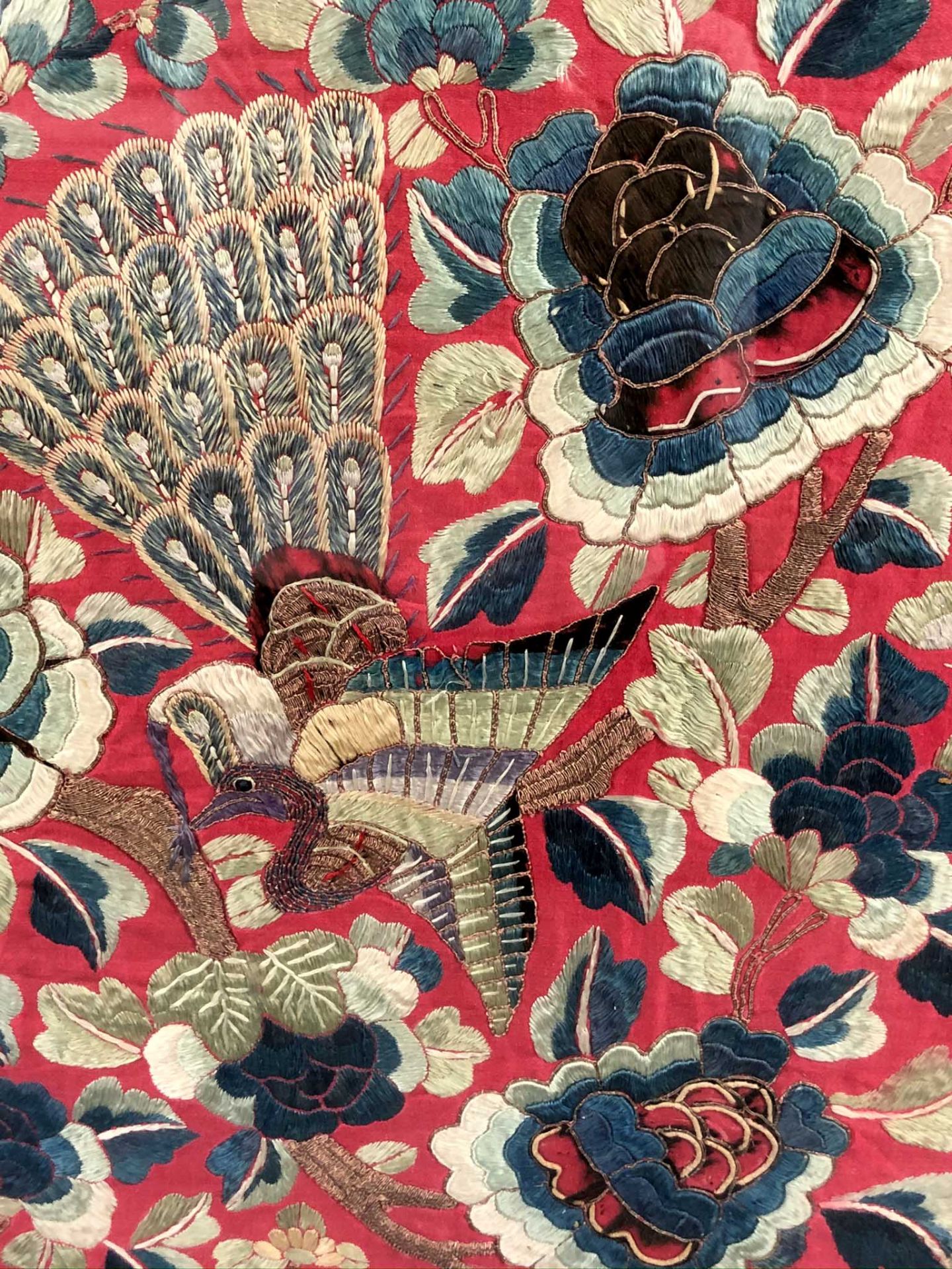 Behang. Seidenstickerei, Stumpwork. Wohl China 19. Jahrhundert.91,5 cm x 98 cm sichtbar. Hinten - Bild 13 aus 14