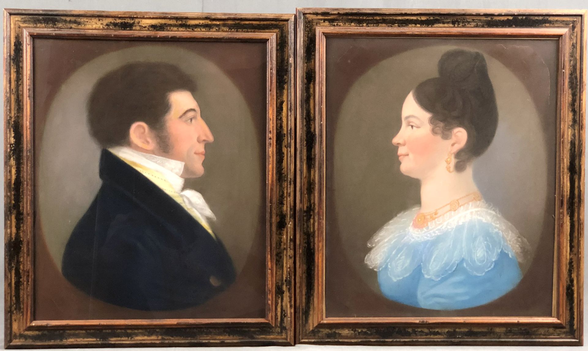 UNSIGNIERT (XIX). 2 Portraits. Dame und Herr.Je 43 cm x 36 cm oval. Pastell auf Papier.