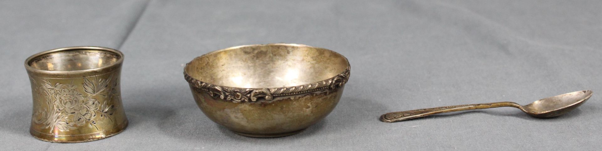 Schälchen und Serviettenring. Silber 82 Gramm.Dazu Versilbertes und Glas.Bowl and napkin ring. - Image 6 of 20