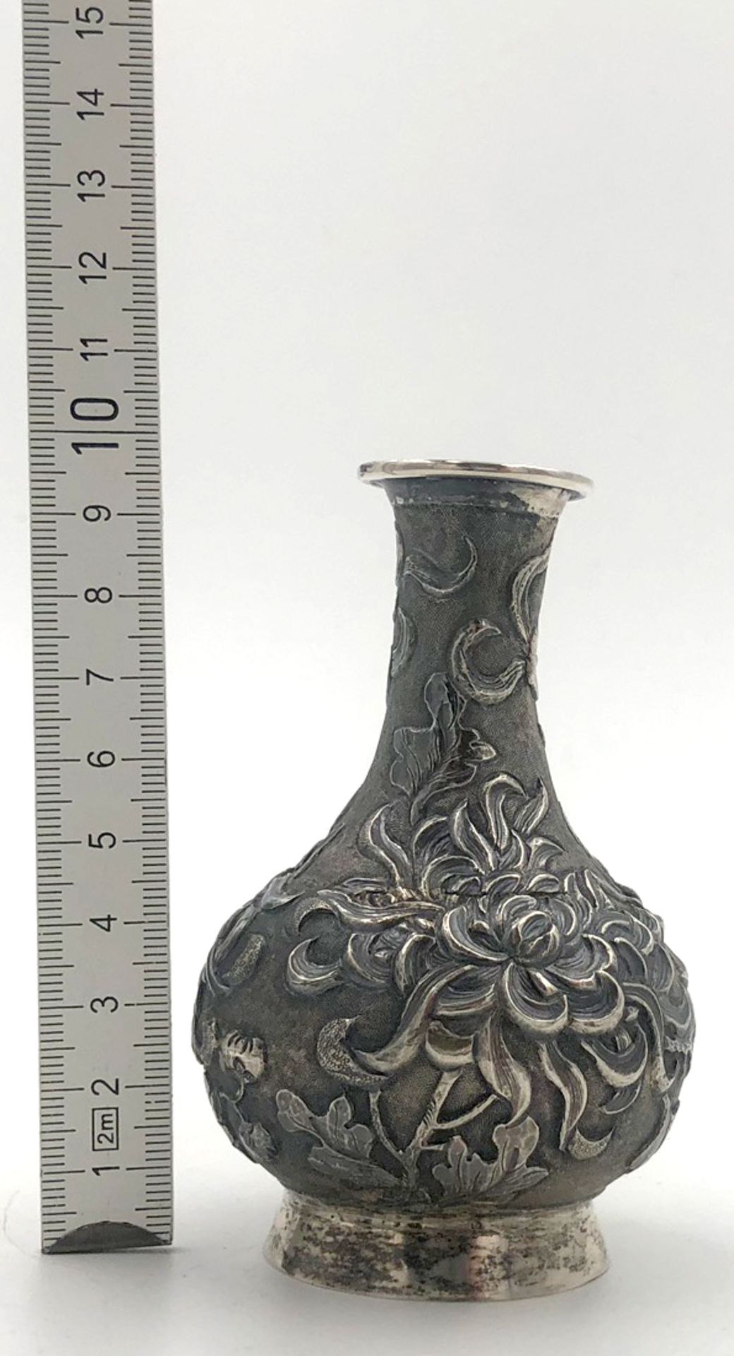 Silbervase, China. ''Hung Chong'' (1850 - 1925).10 cm hoch. Unterseitig gepunzt.Silver vase, - Bild 7 aus 8