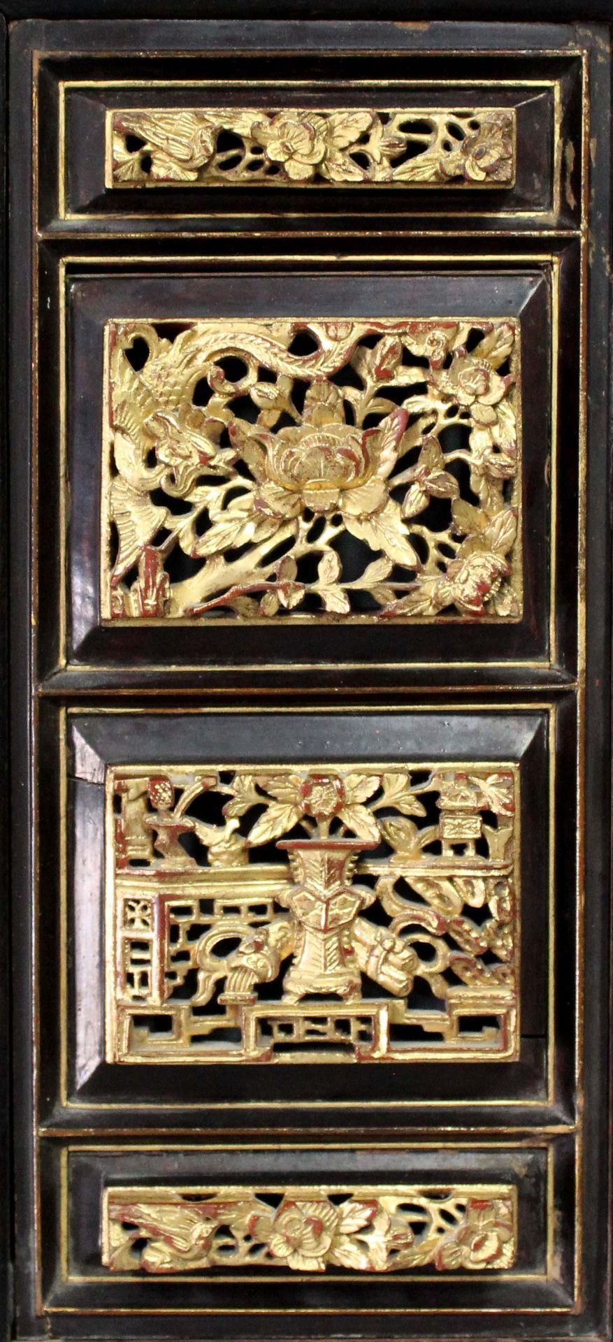 Spiegel. Rahmen mit geschnitzten Füllungen. Goldfarben.33 cm x 70 cm. Wohl China Republik.Mirror. - Bild 4 aus 6