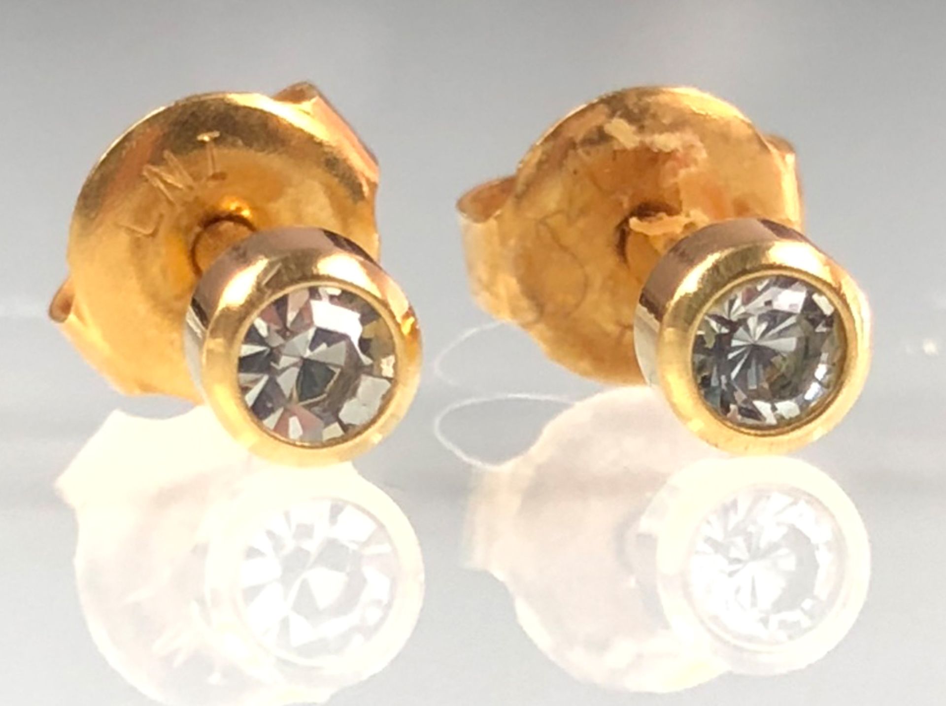 Ohrstecker Gelb Gold 750 mit Brillanten.0,7 Gramm Gesamtgewicht. Die Diamanten zusammen circa 0,15
