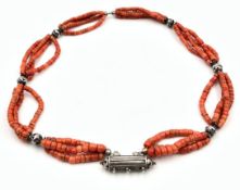 Collier Wohl Tibet / China alt mit Koralle und Silber.Insgesamt offen circa 66 cm lang.