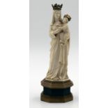 Maria mit Jesus. Skulptur aus Elfenbein. Historismus. Wohl 1850 - 1880.Die Skulptur mit den Kronen