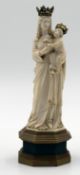 Maria mit Jesus. Skulptur aus Elfenbein. Historismus. Wohl 1850 - 1880.Die Skulptur mit den Kronen