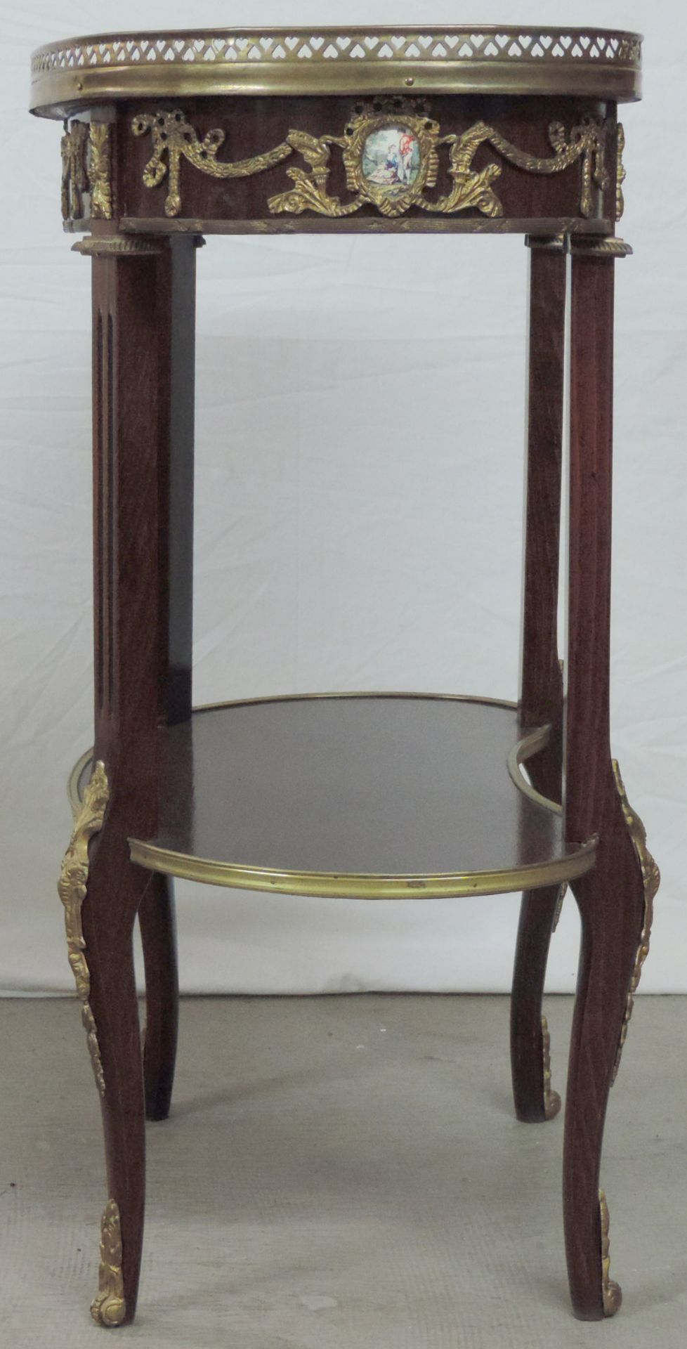Hohes Beistelltischchen. Louis XV Stil.77 cm x 63 cm x 37 cm. Zwei Etagen.High side table. Louis - Bild 5 aus 9