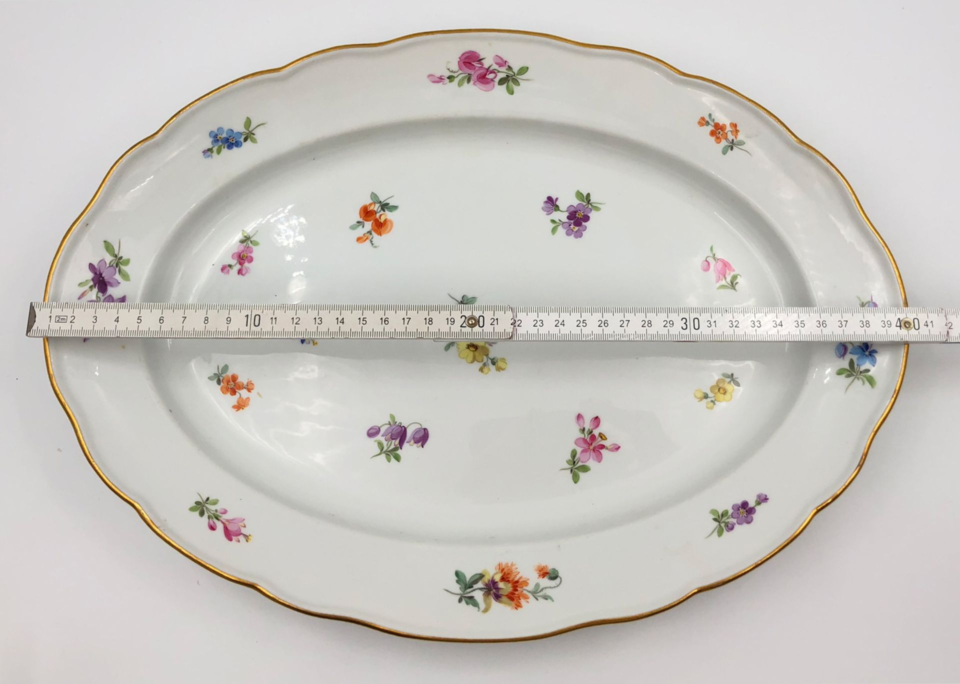 Meissen Porzellan. Blaue Schwertermarke. 26 Einzelteile.Bis 41 cm. Hauptsächlich Streublumen Dekor. - Bild 14 aus 21