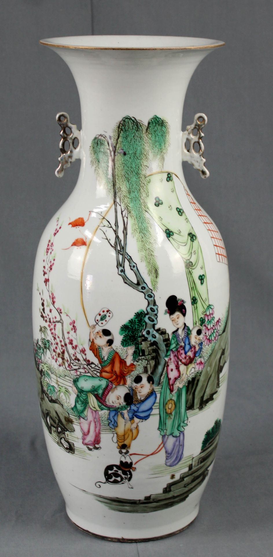 Vase Porzellan. Wohl China alt. Handbemalt. Beschriftung.58 cm hoch.Vase porcelain. Probably China