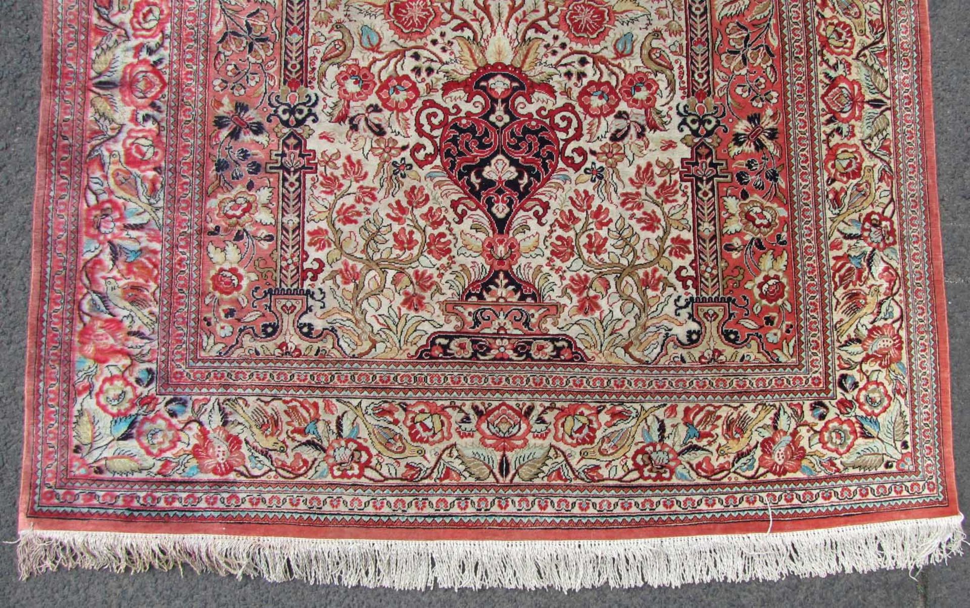 Ghom Seidenteppich. Gebetsteppich. Iran. Sehr feine Knüpfung.152 cm x 105 cm. Handgeknüpft. Seide - Bild 2 aus 6