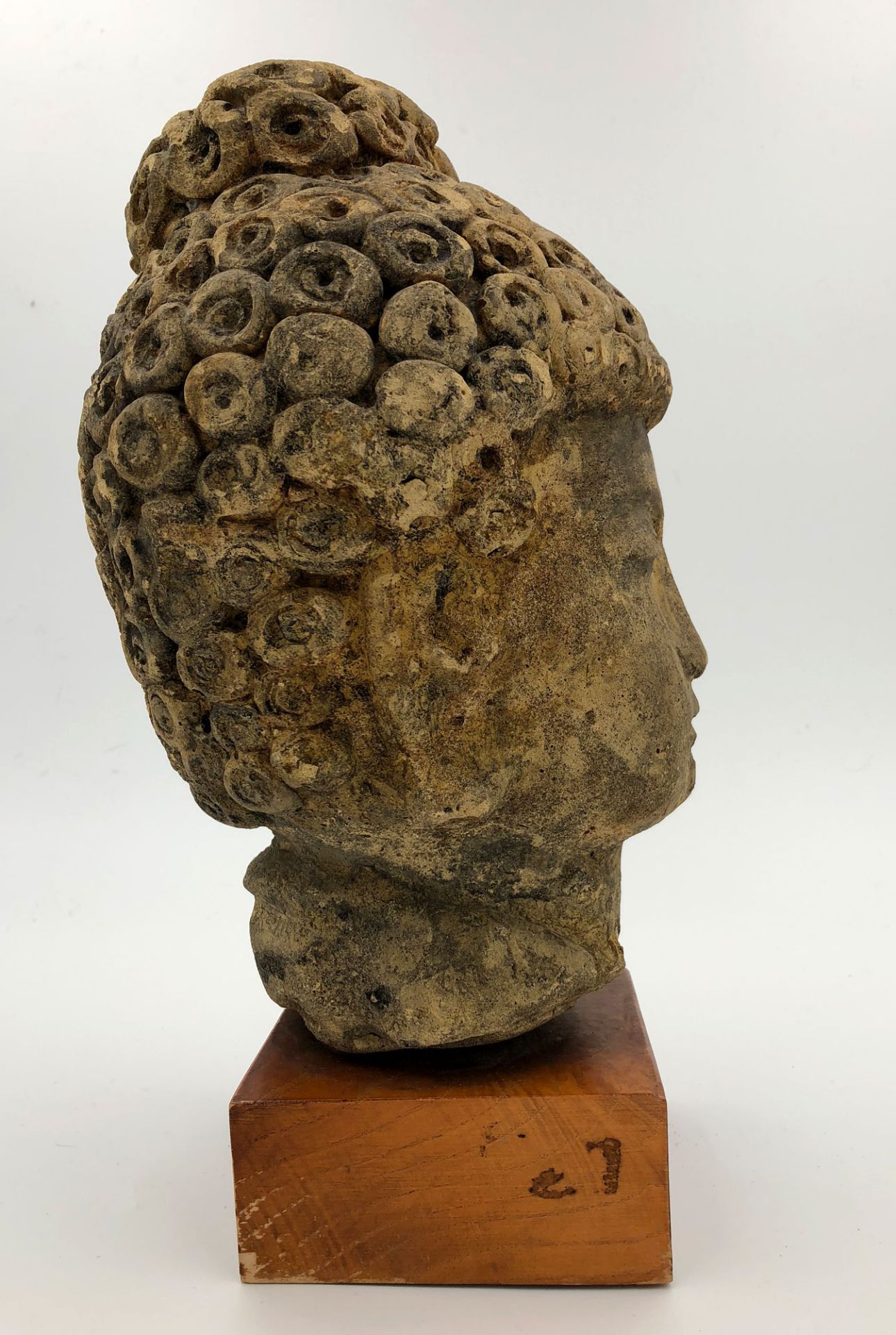 Buddha Kopf. Wohl China / Japan / Thailand? 30 (38) cm hoch. Stein?Buddha head. Probably China / - Image 7 of 10