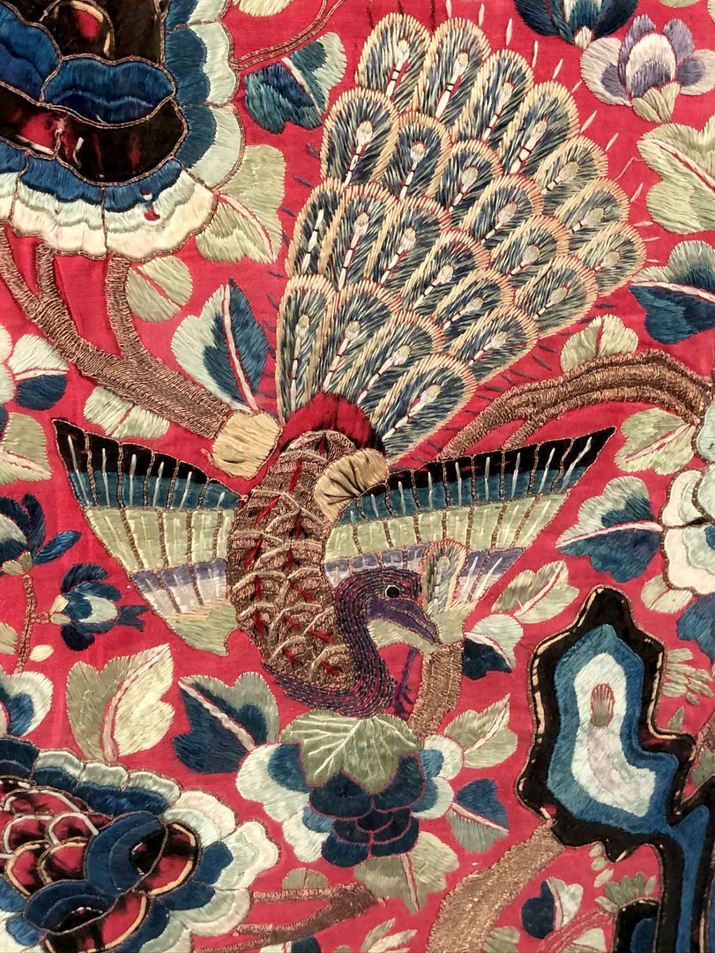 Behang. Seidenstickerei, Stumpwork. Wohl China 19. Jahrhundert.91,5 cm x 98 cm sichtbar. Hinten - Bild 11 aus 14