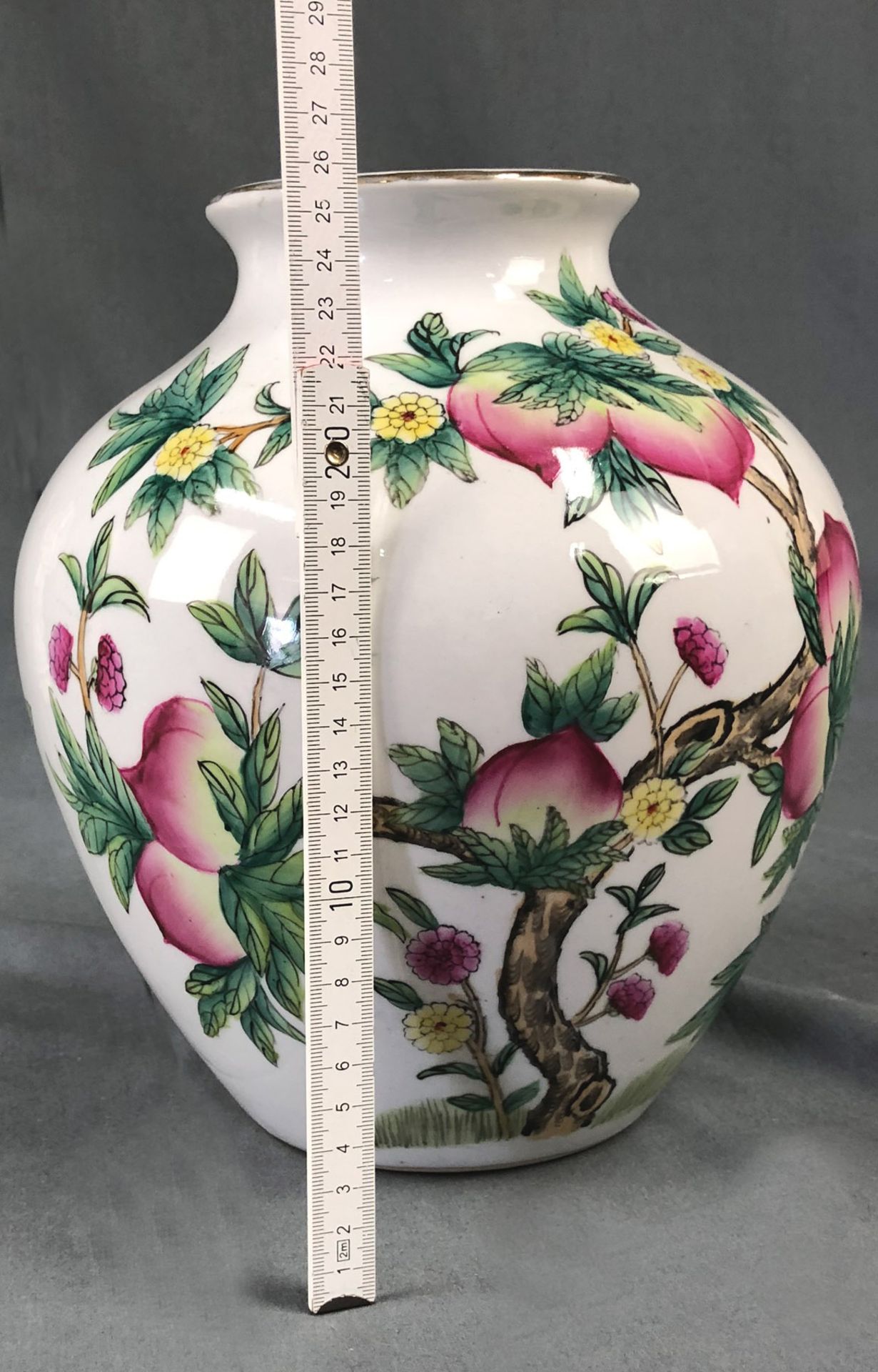 Vase mit Blumendekor. Wohl China. Marke. Porzellan.26,5 cm hoch. Durchmesser 27 cm.Vase with - Bild 8 aus 15