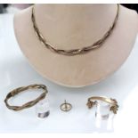 Halskette, 2 Armketten, Brosche mit 2 Perlen. Gelb Gold 333.45,2 Gramm Gesamtgewicht. Bis 45,5 cm
