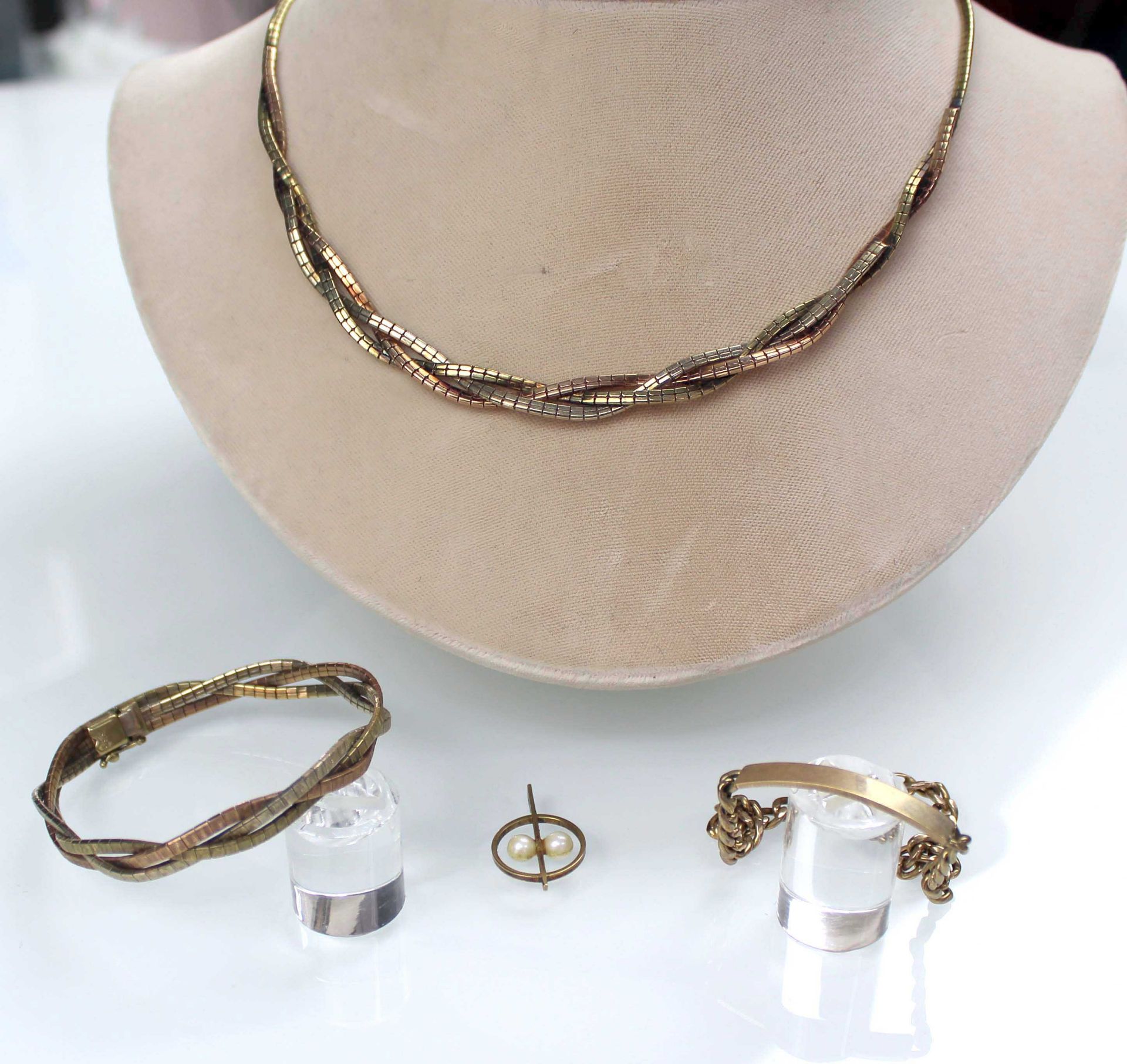 Halskette, 2 Armketten, Brosche mit 2 Perlen. Gelb Gold 333.45,2 Gramm Gesamtgewicht. Bis 45,5 cm