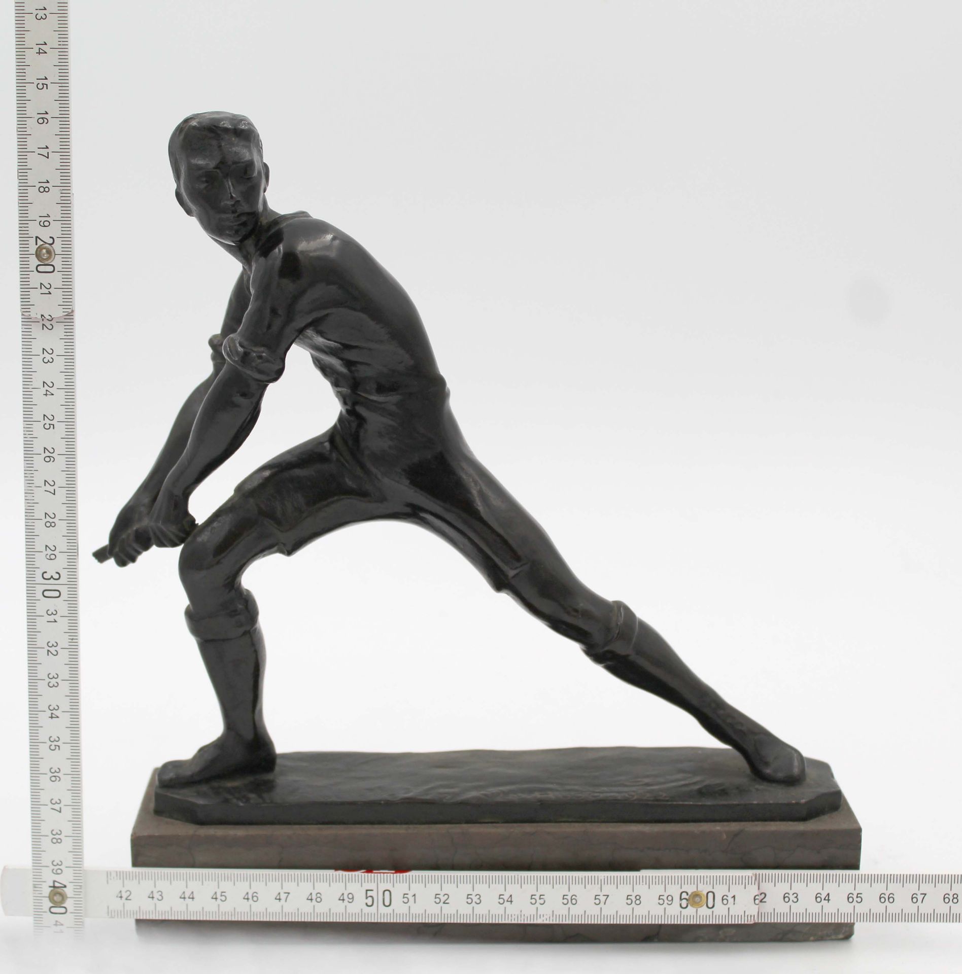 Melchior VON HUGO (1872 - ?). Sportler. 1922.22 cm x 23 cm. Bronze, am Sockel signiert und datiert - Bild 8 aus 9