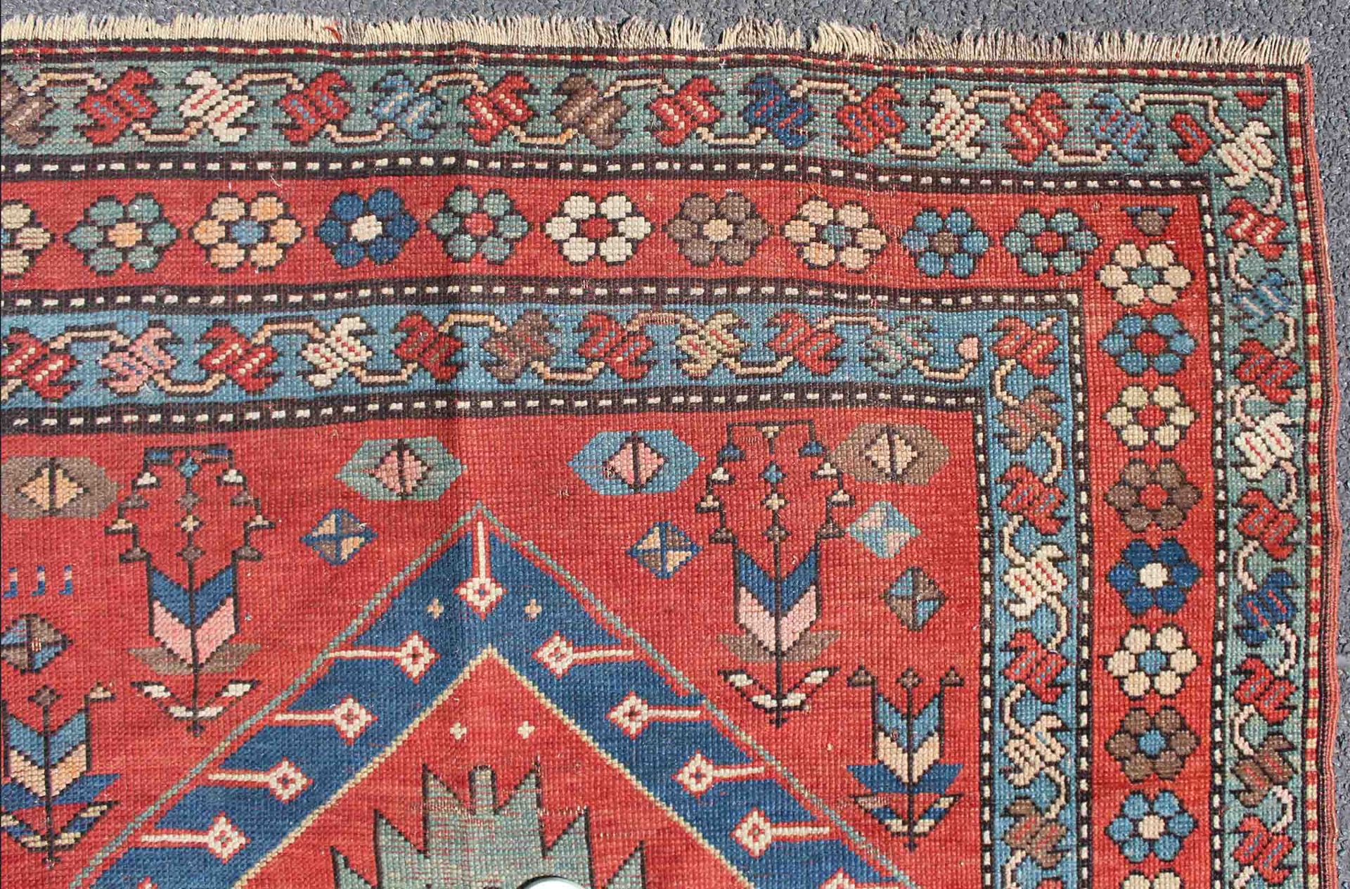 Schildkasak. Armenien / Kaukasus. Antik, Circa 120 Jahre alt.208 cm x 131 cm. Handgeknüpft. Wolle - Bild 4 aus 16