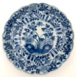 Kleiner Teller Blau - Weiss Porzellan mit Blumen. Wohl China / Japan alt.11,2 cm Durchmesser, 2 cm