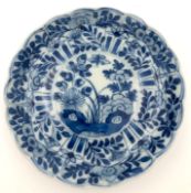 Kleiner Teller Blau - Weiss Porzellan mit Blumen. Wohl China / Japan alt.11,2 cm Durchmesser, 2 cm