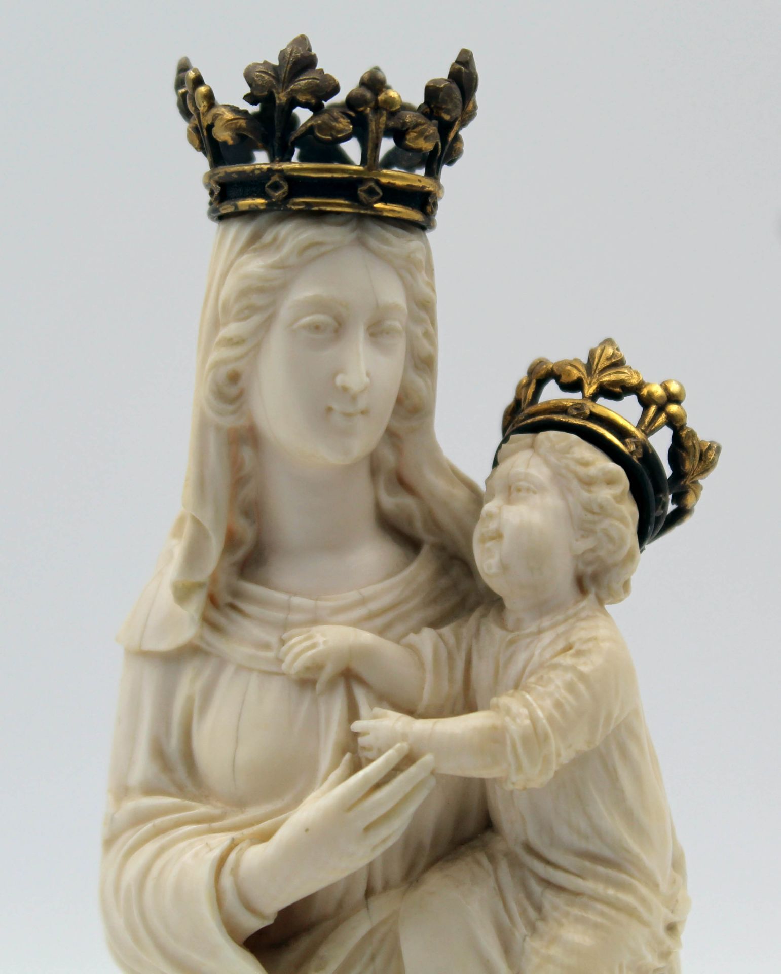 Maria mit Jesus. Skulptur aus Elfenbein. Historismus. Wohl 1850 - 1880.Die Skulptur mit den Kronen - Bild 7 aus 13