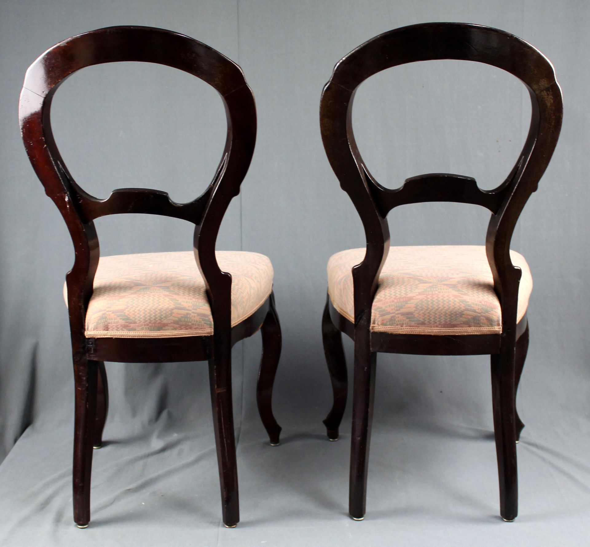 2 Stühle. Holz geschnitzt und ebonisiert. Wohl Periode Louis-Philippe I..92 cm x 46 cm x 59 cm. - Bild 10 aus 13